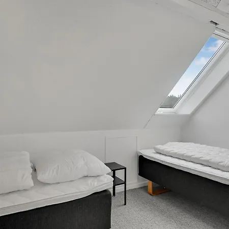 3 Bedroom Beautiful In בית נופש *